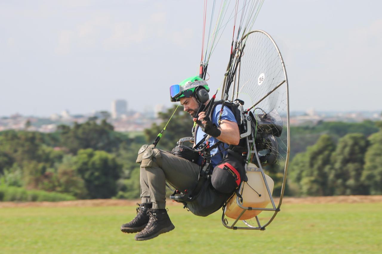 Piloto de paramotor voando com equipamento revisado