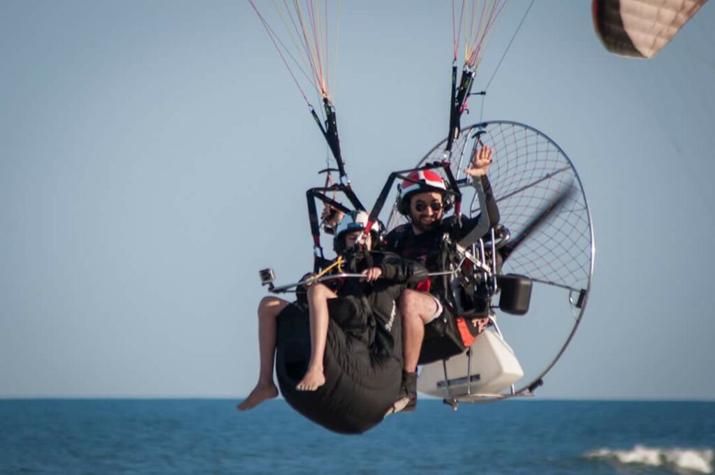 Piloto de paramotor em voo durante treinamento