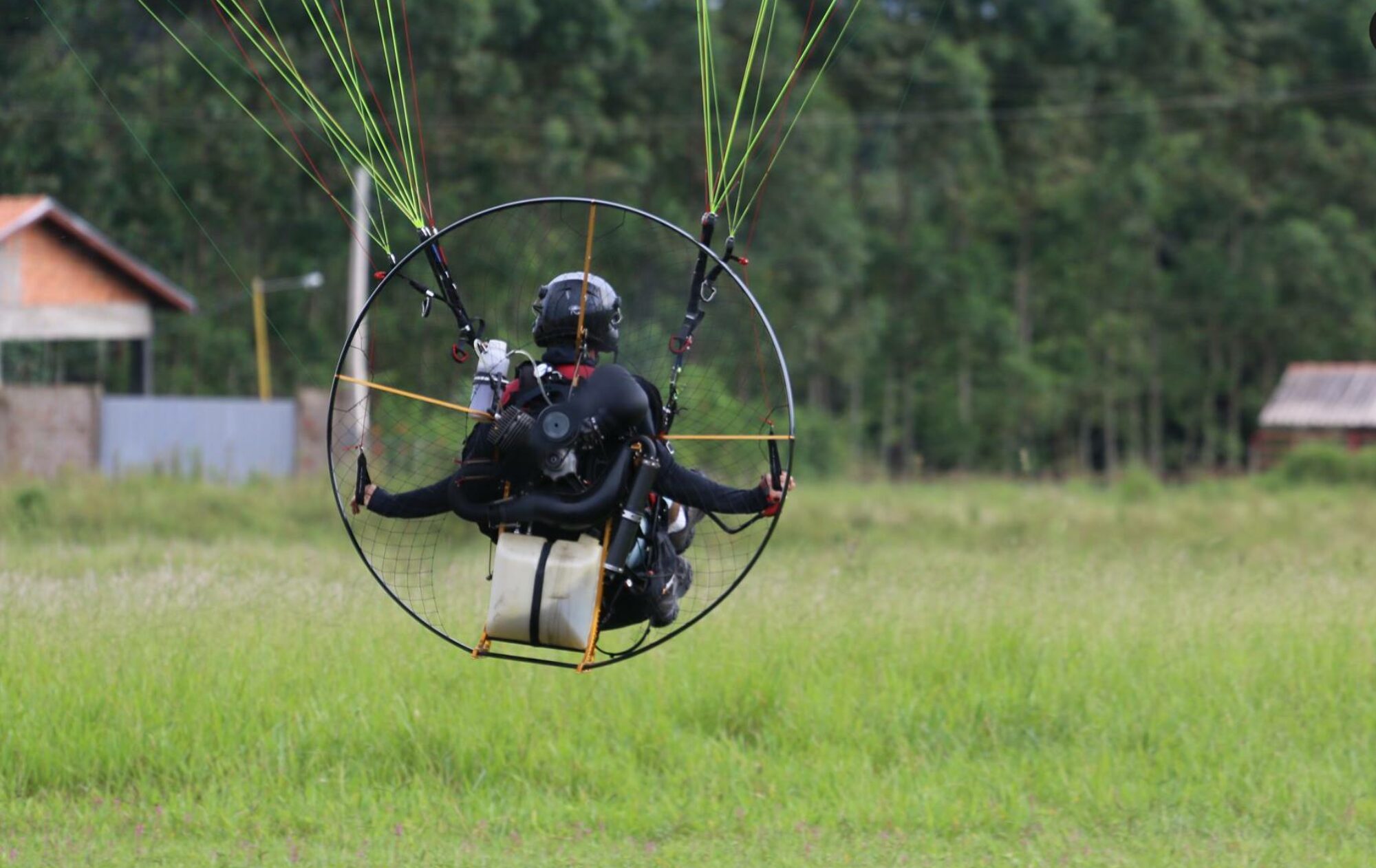 Motor de paramotor em preparação para voo