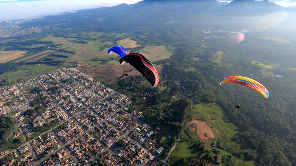 Piloto de paramotor em voo usando referências visuais de navegação